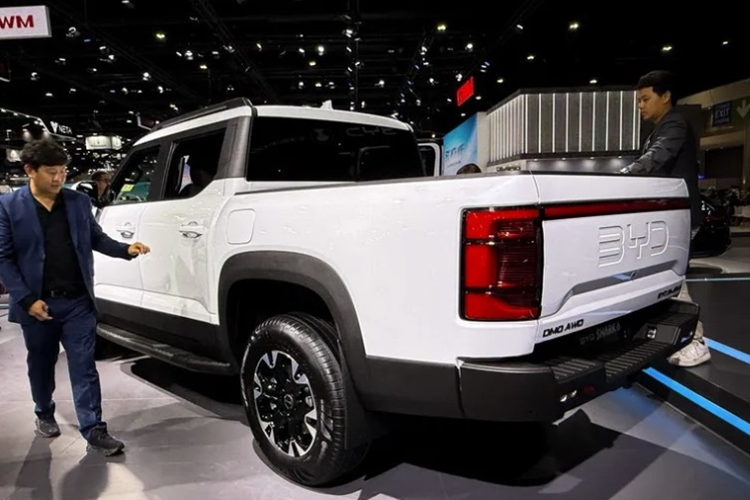 Về nội thất, khoang cabin của BYD Shark 6 nổi bật với màn hình cảm ứng trung tâm khổng lồ 15,6 inch, có khả năng xoay theo chiều dọc giống như trên nhiều mẫu xe BYD khác. Xe còn có vô lăng đáy phẳng, cụm điều khiển trung tâm với cần gạt số, tay nắm khổ lớn, các phím/cần gạt điều chỉnh lớn và 2 bàn sạc điện thoại không dây…