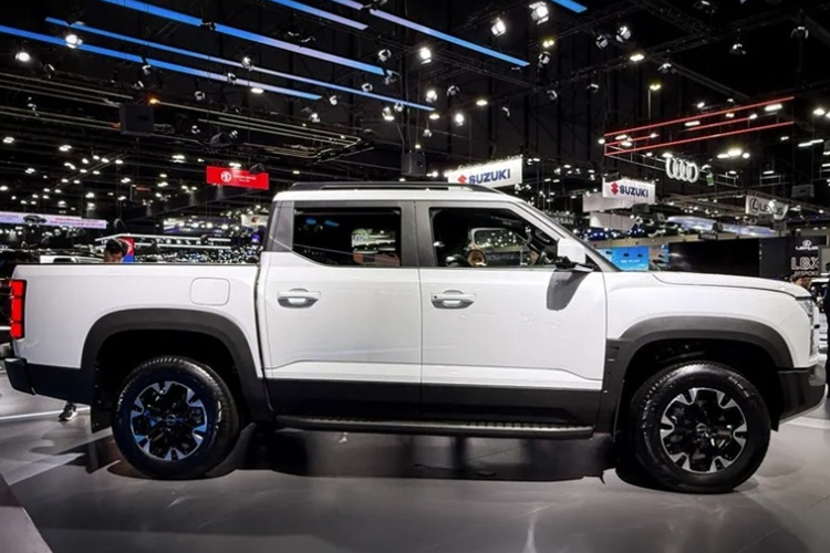 Mẫu xe bán tải điện BYD Shark 6 có chiều dài 5.457 mm, rộng 1.971 mm và cao 1.925 mm, nhỉnh hơn 132 mm chiều dài, 71 mm chiều rộng và 110 mm chiều cao so với Toyota Hilux. Chiều dài cơ sở 3.260 mm của Shark cũng nhỉnh hơn 175 mm so với Hilux.