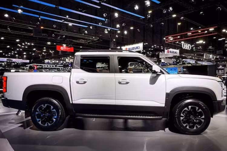 Mẫu xe bán tải điện BYD Shark 6 có chiều dài 5.457 mm, rộng 1.971 mm và cao 1.925 mm, nhỉnh hơn 132 mm chiều dài, 71 mm chiều rộng và 110 mm chiều cao so với Toyota Hilux. Chiều dài cơ sở 3.260 mm của Shark cũng nhỉnh hơn 175 mm so với Hilux.