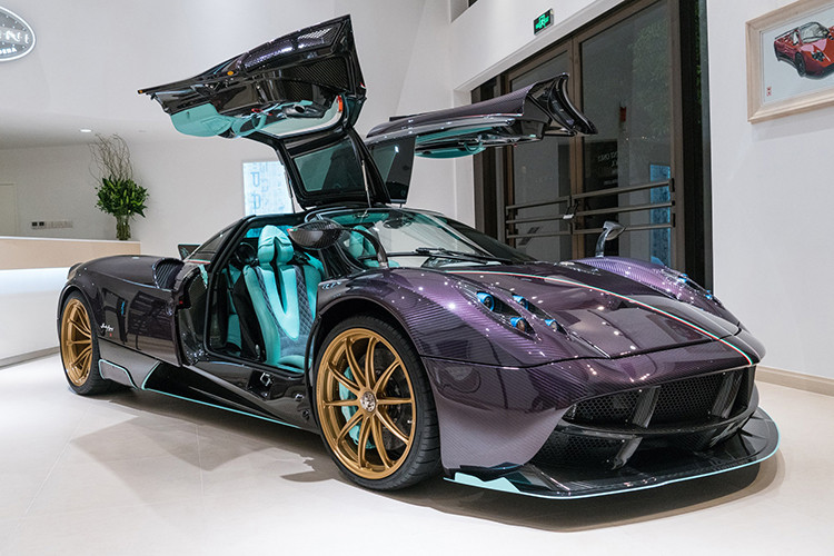 Tại thời điểm ra mắt, giá xe Pagani Huayra Dinastia có mức khởi điểm lên đến 4,6 triệu USD. Chiếc Dinastia Yazi vừa có chủ nhân mới tại Bắc Kinh từ tháng 5/2023. 2 chiếc Huayra Dinastia còn lại đang ở Hong Kong và Giang Tây (Trung Quốc).