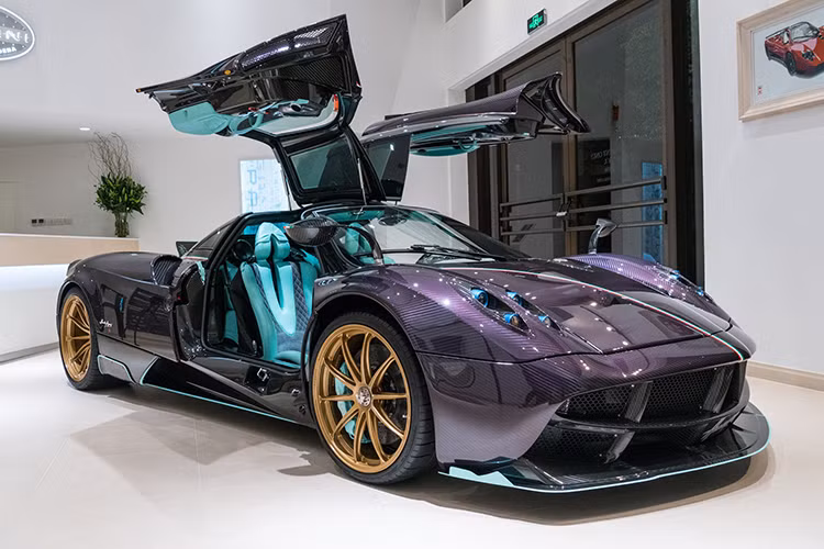 Tại thời điểm ra mắt, giá xe Pagani Huayra Dinastia có mức khởi điểm lên đến 4,6 triệu USD. Chiếc Dinastia Yazi vừa có chủ nhân mới tại Bắc Kinh từ tháng 5/2023. 2 chiếc Huayra Dinastia còn lại đang ở Hong Kong và Giang Tây (Trung Quốc).