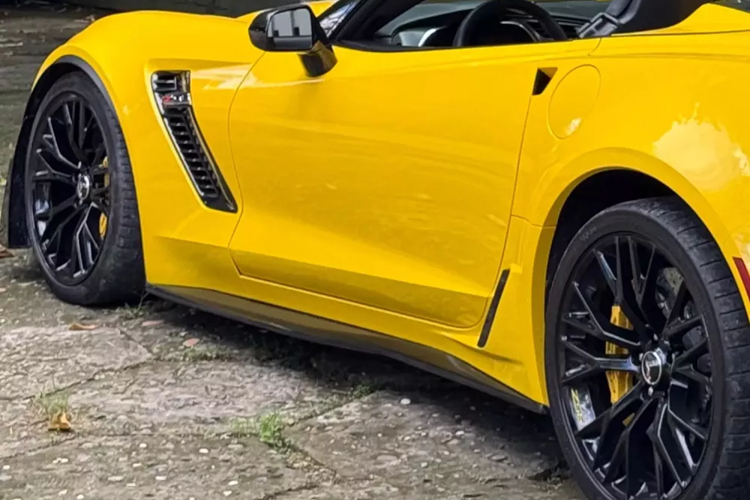 Khác với các xe thể thao Chevrolet Corvette C7 Z06 khác chủ nhân phải tự tháo lắp mui cứng, và bỏ vào khoang chứa mui ở đằng sau, phiên bản Chevrolet Corvette C7 Z06 Convertible dễ dàng hơn nhiều, vì chủ xe chỉ cần nhấn nút trong khoang lái, chiếc mui mềm sẽ tự động đóng lại hoặc mở ra.