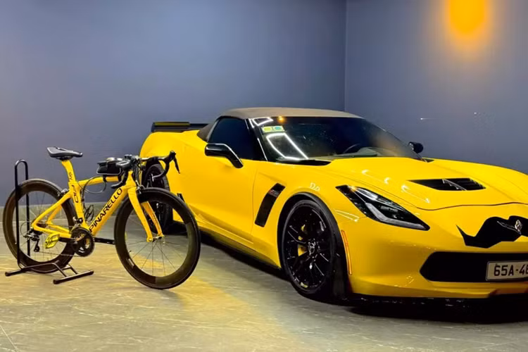 So với thời điểm được nhập về nước, chiếc Chevrolet Corvette C7 Z06 Convertible của đại gia Cần Thơ chỉ thay đổi nhẹ với việc chủ nhân dán thêm bộ râu lên nắp capô, cũng biển số đấu giá, ngoài ra từ màu sơn ngoại thất đến bộ mâm không thay đổi gì.