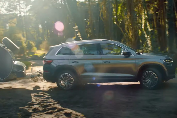 Mẫu xe SUV Skoda Kodiaq sở hữu kích thước dài x rộng x cao lần lượt là 4.697 x 1.882 x 1.681 mm và chiều dài cơ sở 2.790 mm. Xe còn sở hữu khoảng sáng gầm 193 mm, đủ để đối phó với những đoạn đường xấu và gồ ghề tại Việt Nam.