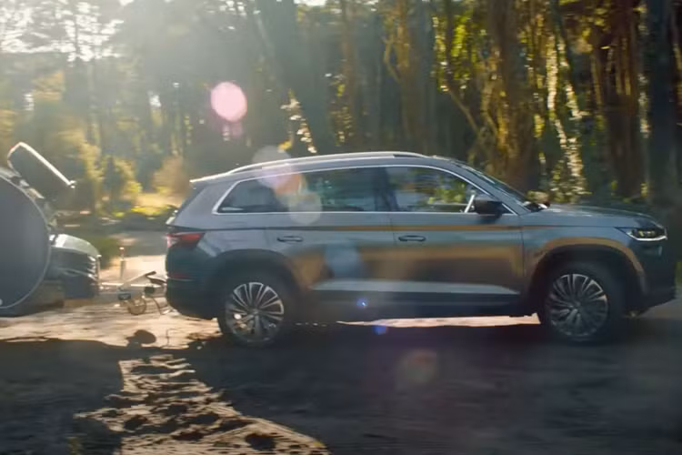 Mẫu xe SUV Skoda Kodiaq sở hữu kích thước dài x rộng x cao lần lượt là 4.697 x 1.882 x 1.681 mm và chiều dài cơ sở 2.790 mm. Xe còn sở hữu khoảng sáng gầm 193 mm, đủ để đối phó với những đoạn đường xấu và gồ ghề tại Việt Nam.