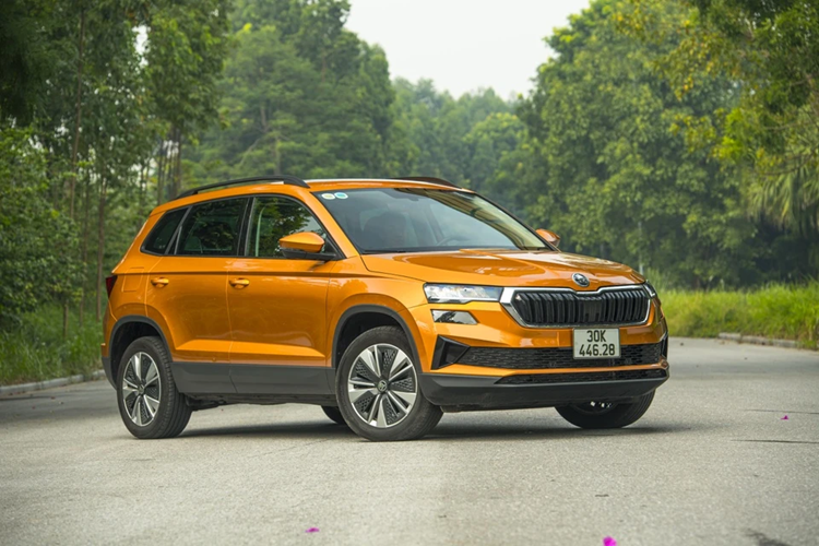 Kodiaq kế thừa ngôn ngữ thiết kế đặc trưng của Skoda với những đường nét mạnh mẽ và nam tính. Lưới tản nhiệt 3 chiều, cụm đèn pha LED ma trận toàn phần sắc sảo cùng bộ vành hợp kim 19 inch góp phần tạo nên diện mạo ấn tượng. Đèn hậu LED hình chữ "C" độc đáo là điểm nhấn nhận diện thương hiệu.