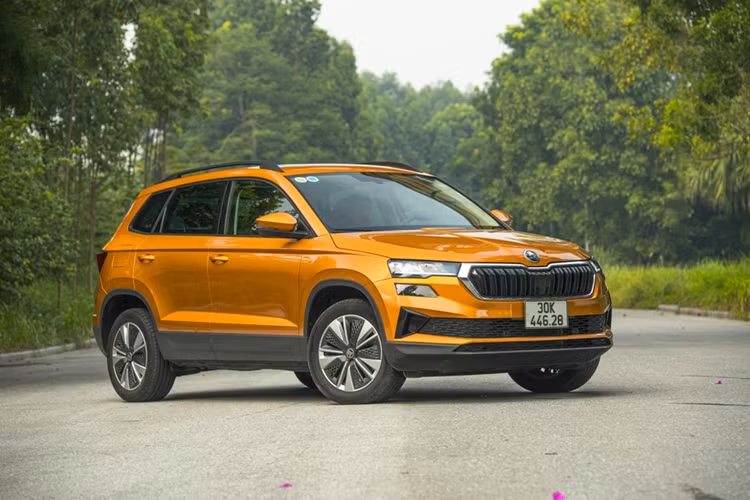 Kodiaq kế thừa ngôn ngữ thiết kế đặc trưng của Skoda với những đường nét mạnh mẽ và nam tính. Lưới tản nhiệt 3 chiều, cụm đèn pha LED ma trận toàn phần sắc sảo cùng bộ vành hợp kim 19 inch góp phần tạo nên diện mạo ấn tượng. Đèn hậu LED hình chữ "C" độc đáo là điểm nhấn nhận diện thương hiệu.