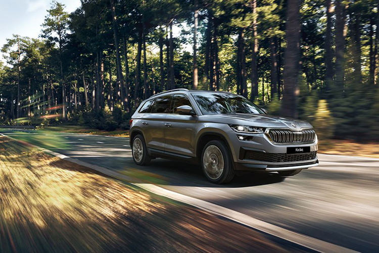 Còn trên phiên bản Style là động cơ 2.0 Turbo TSI đi kèm hộp số tự động DSG 7 cấp ly hợp kép ướt, tích hợp chức năng chuyển số trên vô lăng và hệ dẫn động 4 bánh. Động cơ này cho công suất tối đa 180 mã lực và mô-men xoắn cực đại 320 Nm tại dải tua máy 1.400 - 3.940 vòng/phút.