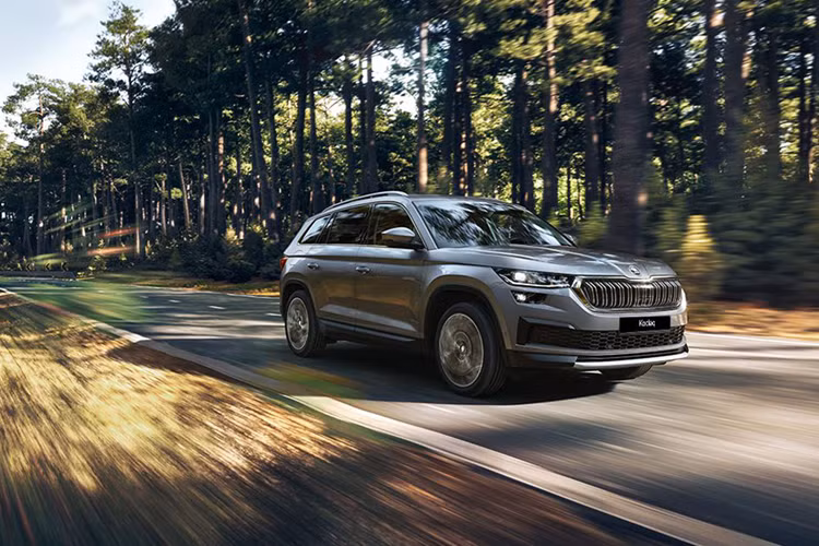 Còn trên phiên bản Style là động cơ 2.0 Turbo TSI đi kèm hộp số tự động DSG 7 cấp ly hợp kép ướt, tích hợp chức năng chuyển số trên vô lăng và hệ dẫn động 4 bánh. Động cơ này cho công suất tối đa 180 mã lực và mô-men xoắn cực đại 320 Nm tại dải tua máy 1.400 - 3.940 vòng/phút.