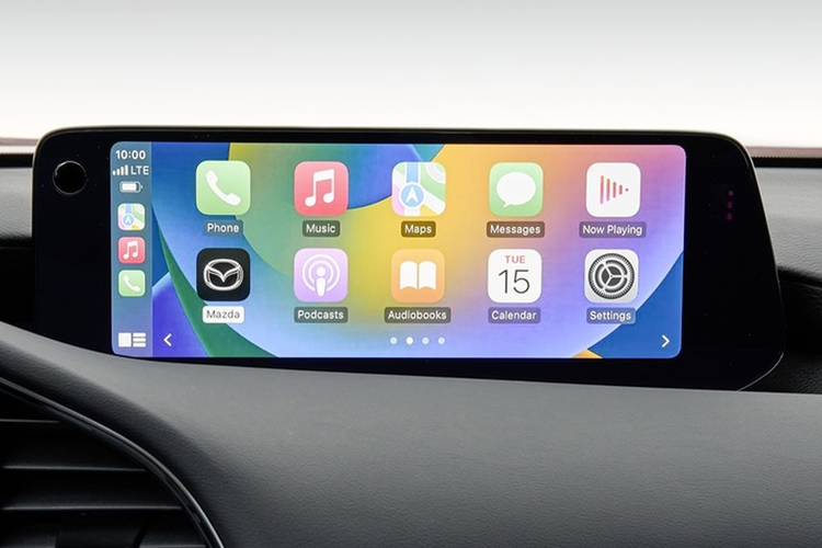 Xe được trang bị bộ mâm 18 inch, 5 chấu kép sơn đen bóng. Bên trong cabin, có thể dễ dàng nhận thấy các chi tiết như tay nắm mở cửa, ốp bảng táp-lô, núm chỉnh hệ thống làm mát và cửa gió điều hòa, cần số đều được nhấn nhá bởi tông màu xám nòng súng.