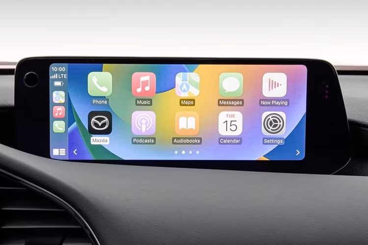 Xe được trang bị bộ mâm 18 inch, 5 chấu kép sơn đen bóng. Bên trong cabin, có thể dễ dàng nhận thấy các chi tiết như tay nắm mở cửa, ốp bảng táp-lô, núm chỉnh hệ thống làm mát và cửa gió điều hòa, cần số đều được nhấn nhá bởi tông màu xám nòng súng.