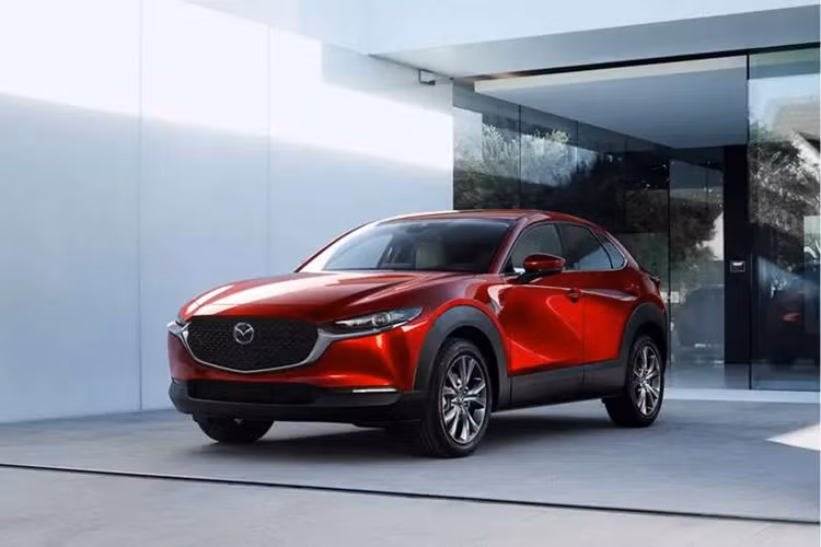 Bên cạnh đó, các tính năng an toàn như ga tự động thích ứng, hỗ trợ phanh thông minh trong thành phố (trước/sau), cảnh báo va chạm phía trước, cảnh báo lệch làn và hỗ trợ giữ làn, cảnh báo điểm mù, cũng như 7 túi khí và cảm biến trước/sau vẫn được giữ nguyên như các phiên bản trước đó.