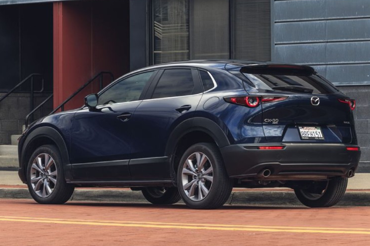 Mazda CX-30 2024 cũng có khả năng di chuyển hoàn toàn bằng điện với động cơ điện công suất 7 mã lực và mô-men xoắn cực đại 49 Nm trong một số tình huống. Công suất tổng cộng từ hệ thống truyền động hybrid là 162 mã lực và mô-men xoắn 213 Nm, đi kèm với hộp số tự động 6 cấp.