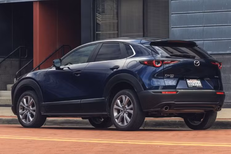Mazda CX-30 2024 cũng có khả năng di chuyển hoàn toàn bằng điện với động cơ điện công suất 7 mã lực và mô-men xoắn cực đại 49 Nm trong một số tình huống. Công suất tổng cộng từ hệ thống truyền động hybrid là 162 mã lực và mô-men xoắn 213 Nm, đi kèm với hộp số tự động 6 cấp.