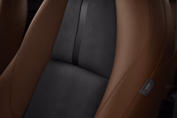 Thay đổi lớn nhất phải kể đến bên trong cabin của Mazda CX-30 2024 chính là màn hình thông tin giải trí. Theo đó, màn hình này đã được nâng kích thước lên 10,25 inch, bổ sung thêm khả năng kết nối Apple CarPlay không dây (Android Auto vẫn cần cắm dây).