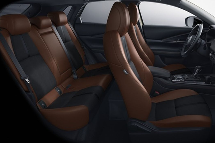 Tiếp đến là hệ thống ghế ngồi công thái học được bọc da màu nâu đất với chất liệu da lộn màu đen ở chính giữa ghế ngồi, mang đến cái nhìn sang trọng cho Mazda CX-30 2024. Bên cạnh đó, Mazda cũng cung cấp tuỳ chọn ghế ngồi màu đen toàn bộ với điểm nhấn đường chỉ khâu màu nâu đất.
