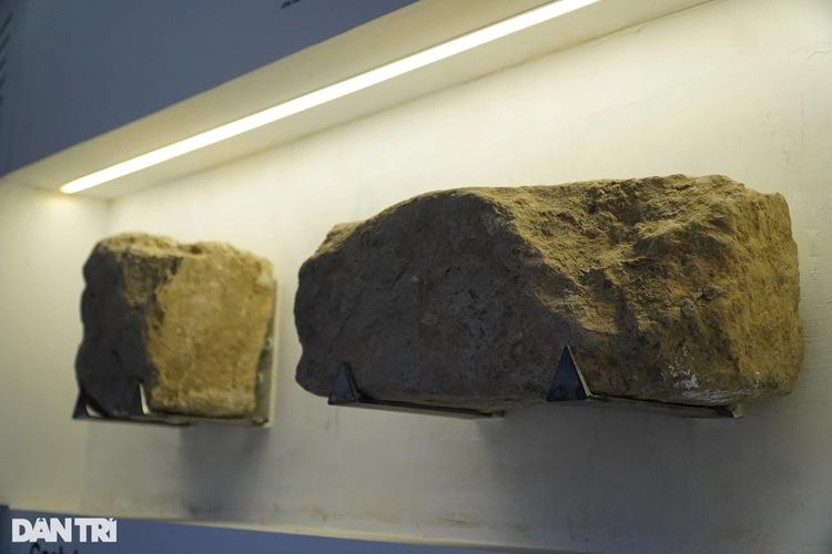 Phòng trưng bày các vật liệu, hiện vật của biệt thự cũ, bao gồm cả tay nắm cửa, giá đỡ bằng sắt... cũng như giới thiệu chi tiết về các hạng mục như hàng rào, nền sân, hệ thống thoát nước mưa.