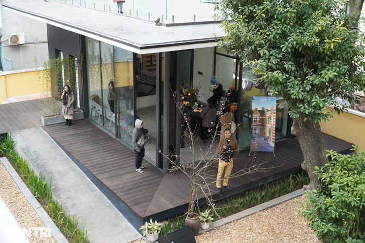 Bên ngoài sân vườn được bố trí thêm một nhà chờ ốp kính xung quanh. Du khách sau khi tham quan công trình có thể ghé để uống nước, trò chuyện.