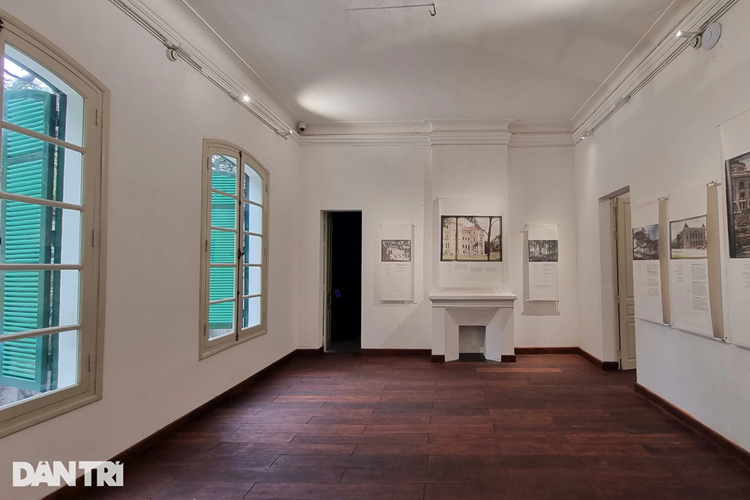 Không gian tầng 2 đang trưng bày nhiều bức tranh, ảnh về lịch sử một số tuyến phố, công trình nổi bật ở Hà Nội. Khác với tầng 1, tầng 2 được lát sàn gỗ. Điểm nhấn là các ô cửa sổ và ban công khiến không gian trở nên rộng rãi, thu hút nhiều ánh sáng tự nhiên.