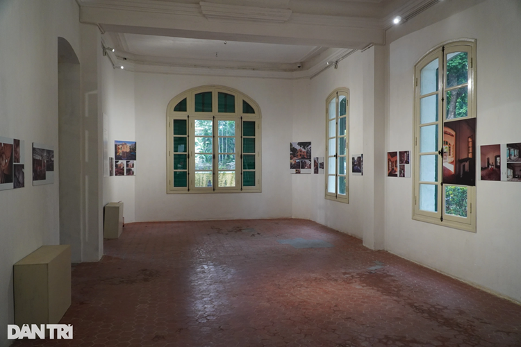 Không gian bên trong trưng bày các bức ảnh tái hiện lại quá trình trùng tu biệt thự cũ. Do đây là công trình thuộc sở hữu tư nhân nên không có tài liệu lưu trữ thông tin.
