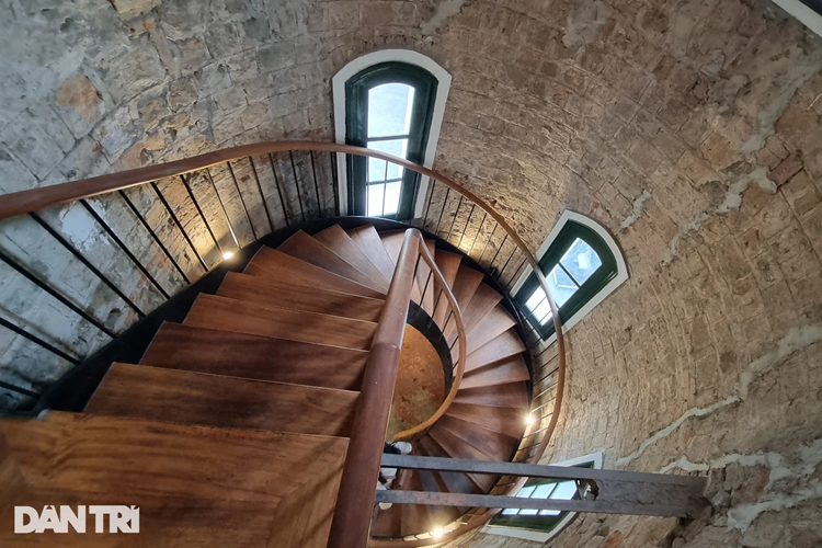 Cầu thang dẫn lên tầng 2 được lát nền gỗ, làm dạng xoắn ốc với 25 bậc. Tường bao quanh khu vực này không trát vữa hay sơn lại, mà giữ nguyên nền gạch để tạo ra cảm giác cổ kính.