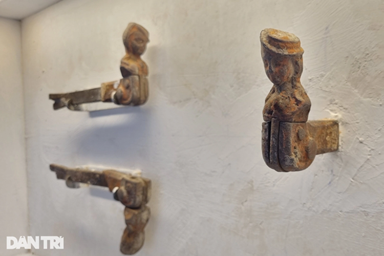 Chốt chặn cánh cửa sổ "cô gái chăn cừu" được trưng bày tại phòng hiện vật. Để tránh cho các cánh cửa sổ bị đập vào tường khi mở ra, mỗi cánh cửa sẽ có một chốt chặn này. Đây là phụ kiện phổ biến ở Pháp từ thế kỷ XVIII. Ở thời điểm ngôi biệt thự được xây dựng, việc sử dụng loại chốt chặn này còn khá hiếm ở Hà Nội