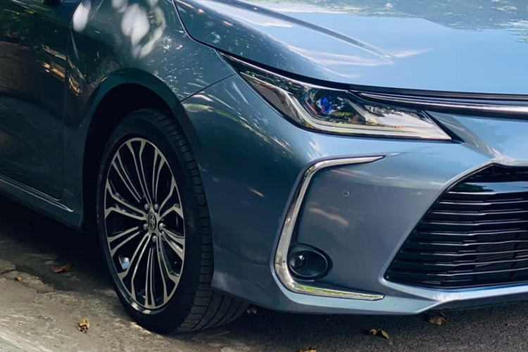 Về kích thước, Toyota Corolla Altis đời 2022 có chiều dài, rộng, cao lần lượt là 4.630 x 1.780 x 1.435 mm, vẫn thuộc loại khiêm tốn trong phân khúc sedan hạng C. So với các đối thủ, Altis có kích thước gần tương đương Kia K3 và Mazda3, nhưng nhỏ hơn Honda Civic và Hyundai Elantra.