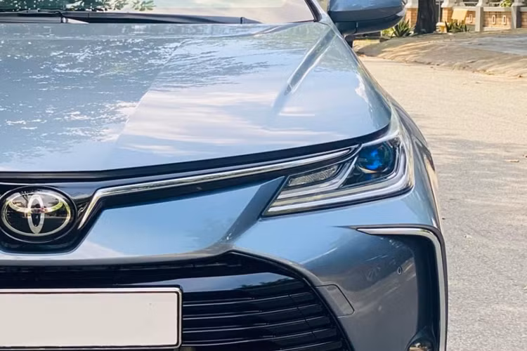 Bên trong, Altis được nâng cấp đáng kể với chất liệu cao cấp và công nghệ hiện đại. Bảng táp-lô và táp-pi cửa bọc da, các chi tiết viền nhôm tại cụm điều hòa, cửa gió và đồng hồ mang đến cảm giác sang trọng. 