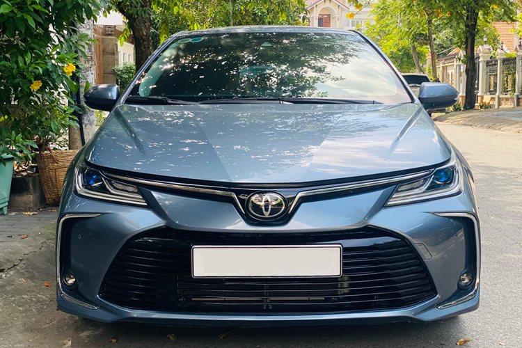 Mới đây, một chiếc Toyota Corolla Altis 2022 lăn bánh 23.000km đã được rao bán trên mạng xã hội. Chiếc xe thuộc phiên bản 1.8V, màu xám xanh, nội thất đen, đăng ký tháng 4/2022. Mức giá chủ xe mong muốn là 678 triệu đồng. Toyota Corolla Altis phiên bản mới mang đến một diện mạo trẻ trung hơn, với thiết kế được cải tiến để thu hút khách hàng trẻ tuổi.