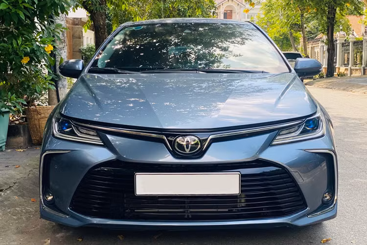 Mới đây, một chiếc Toyota Corolla Altis 2022 lăn bánh 23.000km đã được rao bán trên mạng xã hội. Chiếc xe thuộc phiên bản 1.8V, màu xám xanh, nội thất đen, đăng ký tháng 4/2022. Mức giá chủ xe mong muốn là 678 triệu đồng. Toyota Corolla Altis phiên bản mới mang đến một diện mạo trẻ trung hơn, với thiết kế được cải tiến để thu hút khách hàng trẻ tuổi.