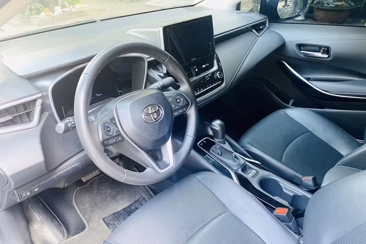 Vô-lăng ba chấu kiểu mới được trang bị đầy đủ phím chức năng như điều khiển màn hình, giải trí, đàm thoại, kiểm soát hành trình, kiểm soát làn đường và giữ khoảng cách tự động với xe phía trước. Toàn bộ các phiên bản của Altis đều có ghế bọc da, với ghế lái chỉnh điện 10 hướng trên tất cả các bản, mang lại sự tiện nghi cho người sử dụng.