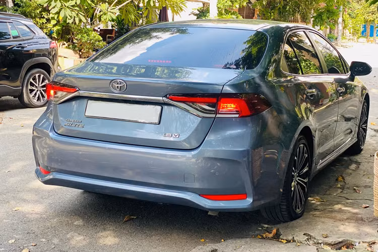 Riêng bản 1.8HV còn có thêm cảnh báo áp suất lốp, cảnh báo điểm mù và màn hình HUD hiển thị thông tin trên kính lái. Đây là những tính năng cao cấp giúp nâng cao an toàn cho người lái và hành khách, cạnh tranh trực tiếp với các dòng xe khác trong cùng phân khúc.