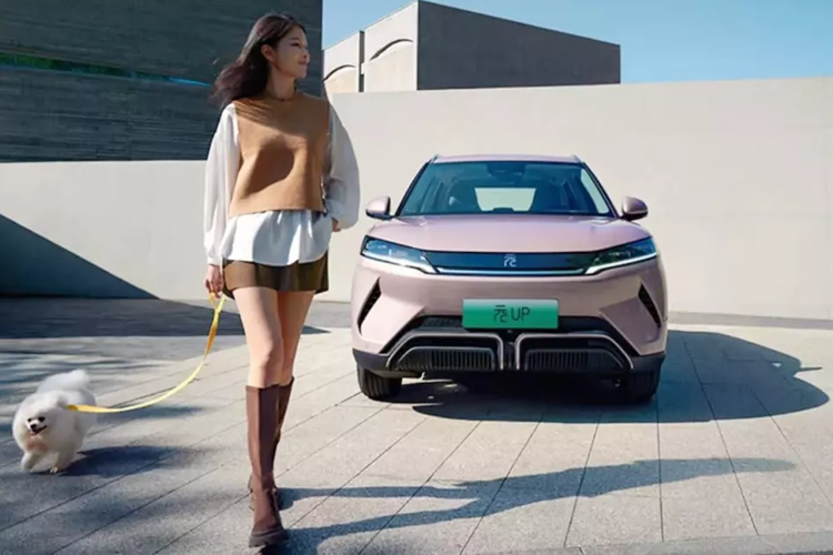 Tuy nhiên, thiết kế tổng thể của Yuan UP Vitality Edition vẫn áp dụng phong cách mặt rồng của phiên bản hiện tại, với đèn pha LED hẹp theo phong cách gia đình được kết nối bằng đường viền màu đen có chữ "Yuan" ở giữa, đèn hậu LED xuyên tâm, tay nắm cửa bán ẩn và mui xe nổi.