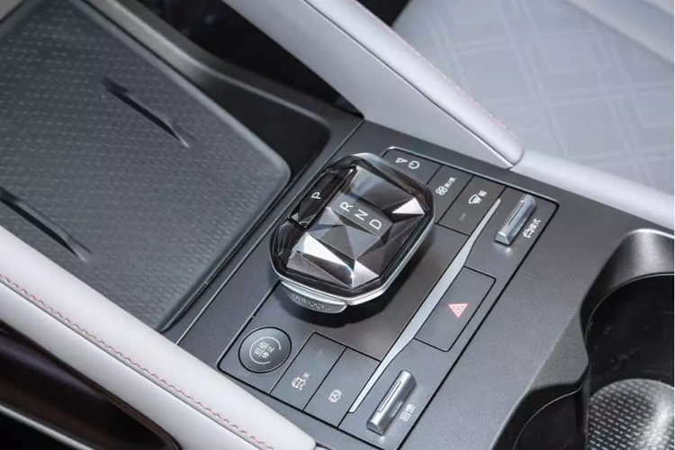 Công suất của xe BYD Yuan UP Vitality Edition đến từ động cơ đồng bộ nam châm vĩnh cửu AC 70 kW (94 mã lực) và mô men xoắn cực đại 180 Nm.