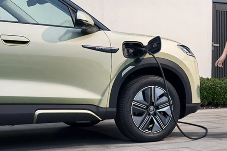 Nhiều nút bấm vật lý và núm chuyển số bằng pha lê. Đồng thời, cấu hình ghế trẻ em ISOFIX cũng được hỗ trợ bên cạnh Bluetooth và Wi-Fi có sẵn, bốn loa, hệ thống tương tác bằng giọng nói thông minh, chìa khóa xe kỹ thuật số, điều khiển từ xa và cập nhật OTA.