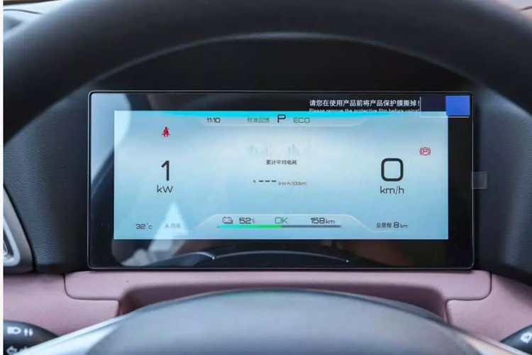 Vô lăng sử dụng kiểu bốn chấu và có đáy phẳng. Ngoài ra, bảng điều khiển trung tâm của BYD Yuan UP Vitality Edition có bảng sạc không dây cho điện thoại di động 15W