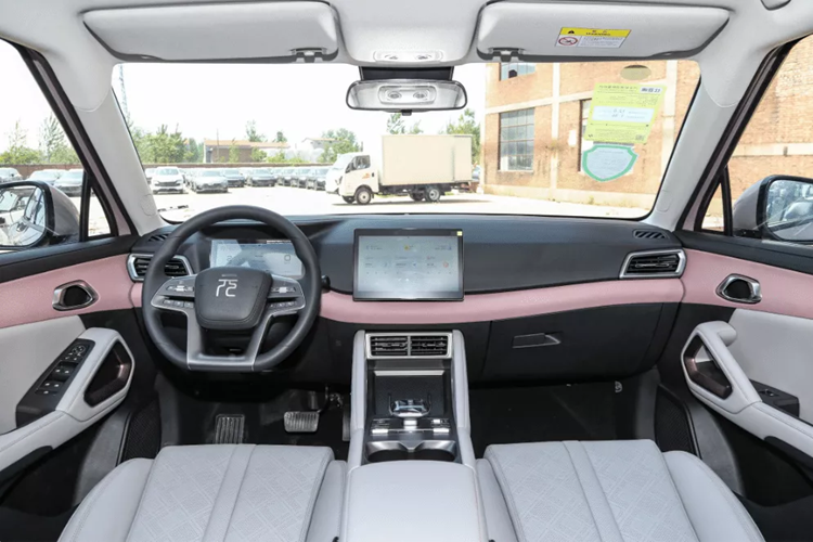 Kích thước của phiên bản BYD Yuan UP Vitality Edition vẫn không thay đổi, với số đo bao gồm chiều dài, chiều rộng và chiều cao lần lượt sẽ là 4.310 mm x 1.830 mm x 1.675 mm, với chiều dài cơ sở 2.620 mm, xe được xây dựng dựa trên nền tảng e-platform 3.0 của BYD.