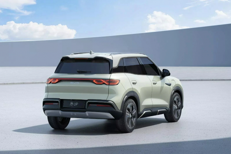 Yuan UP Vitality Edition còn tích hợp sử dụng công nghệ CTB của BYD. Thời gian tăng tốc từ vị trí xuất phát lên 100 km/h là 12,9 giây. Với chế độ sạc nhanh, BYD Yuan UP Vitality Edition chỉ mất 30 phút để sạc đầy pin từ 30% đến 80%. Cổng sạc nằm trên chắn bùn trước.