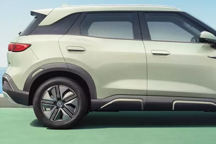 Cái khác là người tiêu dùng có thể lựa chọn mua xe BYD Yuan UP Vitality Edition với một trong bốn màu thân xe ngoại thất là xanh lá cây, trắng, xám và hồng. Xe chạy bằng lốp có bộ mâm 16 inch, bằng thép carbon, sơn 2 màu tương phản, kích thước lốp 215/65.