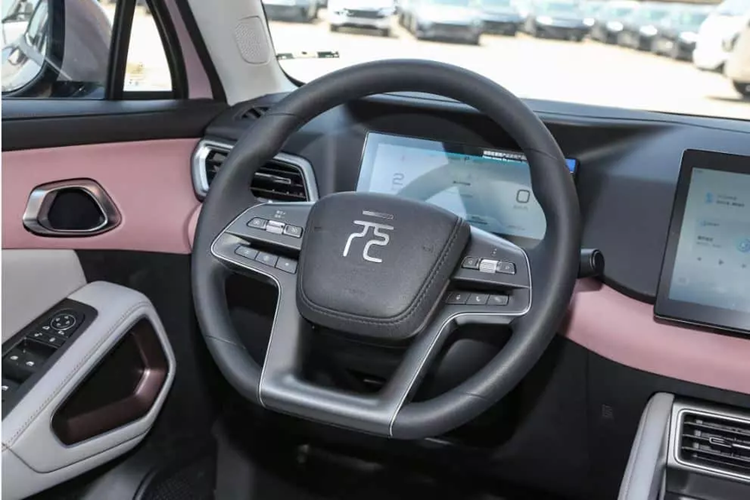 Nội thất của xe điện BYD Yuan UP Vitality Edition có nền màu be và hồng, được trang bị bảng điều khiển LCD 8,8 inch, màn hình điều khiển trung tâm 10,1 inch và W-HUD.