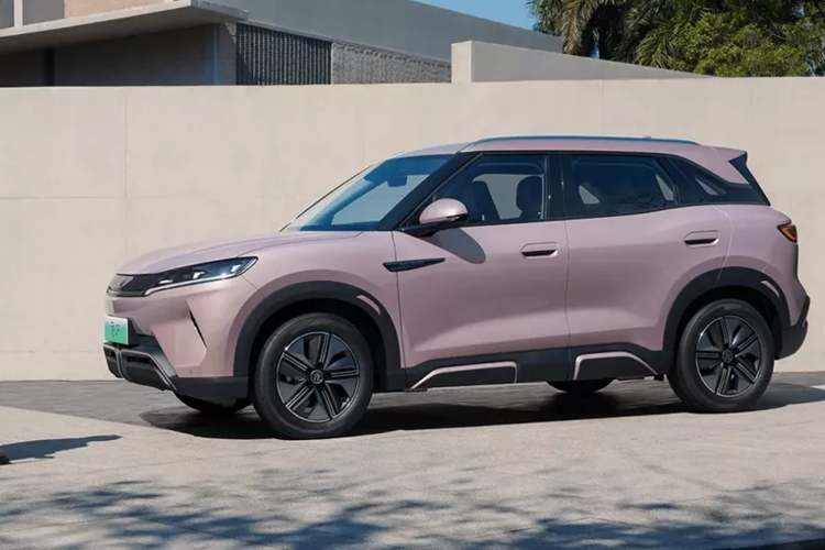 Mẫu xe SUV điện BYD Yuan UP Vitality Edition có phạm vi hoạt động là 401 km và có một số khác biệt nhỏ về cấu hình so với các phiên bản hiện tại.