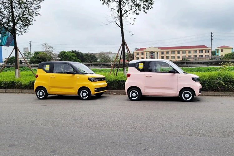 Wuling Hongguang Mini EV được trang bị mô-tơ điện nằm trên cầu sau, tạo ra công suất tối đa 26,82 mã lực và mô-men xoắn cực đại 85 Nm. Nhờ đó, xe có thể đạt vận tốc tối đa 100 km/h đồng thời có 2 chế độ lái Eco/Sport.
