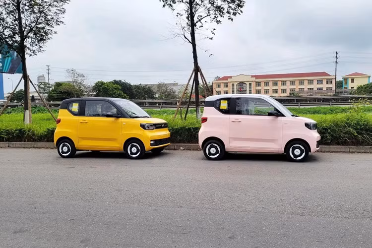 Wuling Hongguang Mini EV được trang bị mô-tơ điện nằm trên cầu sau, tạo ra công suất tối đa 26,82 mã lực và mô-men xoắn cực đại 85 Nm. Nhờ đó, xe có thể đạt vận tốc tối đa 100 km/h đồng thời có 2 chế độ lái Eco/Sport.