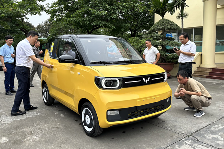 Được lắp ráp tại Việt Nam, Wuling Hongguang Mini EV có kích thước rất nhỏ và trang bị chỉ dừng ở mức cơ bản. Theo đó, xe sở hữu kích thước dài x rộng x cao lần lượt là 2.920 x 1.493 x 1.621 mm và chiều dài cơ sở 1.940 mm. Đây cũng là mẫu ôtô nhỏ nhất bán tại thị trường Việt Nam hiện nay.
