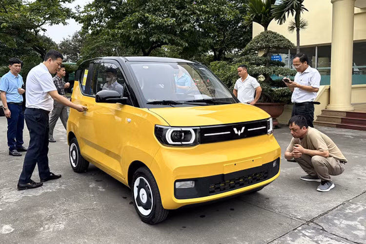 Được lắp ráp tại Việt Nam, Wuling Hongguang Mini EV có kích thước rất nhỏ và trang bị chỉ dừng ở mức cơ bản. Theo đó, xe sở hữu kích thước dài x rộng x cao lần lượt là 2.920 x 1.493 x 1.621 mm và chiều dài cơ sở 1.940 mm. Đây cũng là mẫu ôtô nhỏ nhất bán tại thị trường Việt Nam hiện nay.