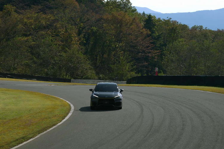 Cỗ máy này nhỏ gọn hơn phiên bản UX hiện có tại Mỹ, chiếc LBX trang bị động cơ 3 xi-lanh, dung tích 1.6 lít tăng áp, sản sinh công suất lên đến 300 mã lực và mô-men xoắn 399 Nm; hoàn hảo với phiên bản GR Corolla Morizo Edition.