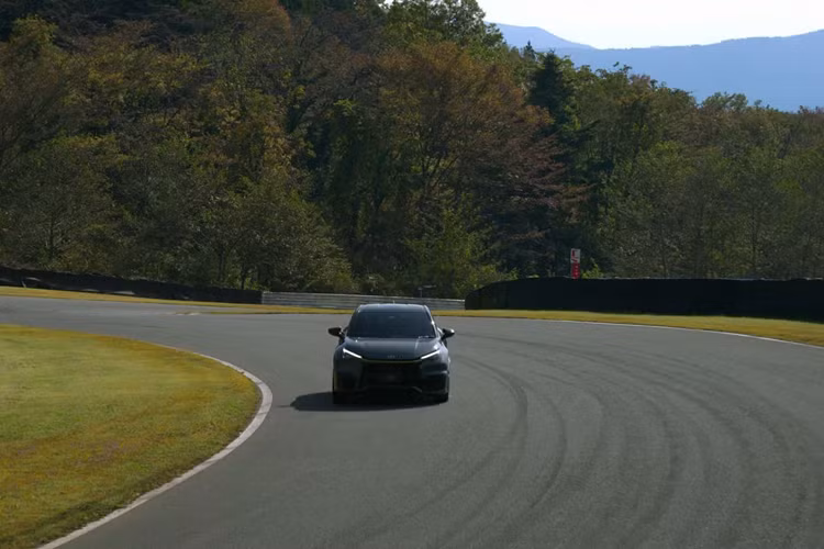 Cỗ máy này nhỏ gọn hơn phiên bản UX hiện có tại Mỹ, chiếc LBX trang bị động cơ 3 xi-lanh, dung tích 1.6 lít tăng áp, sản sinh công suất lên đến 300 mã lực và mô-men xoắn 399 Nm; hoàn hảo với phiên bản GR Corolla Morizo Edition.