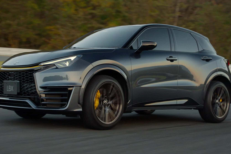 Tương tự các mẫu xe hot hatch, hộp số này kết hợp hệ dẫn động 4 bánh, tuy nhiên đây vẫn chỉ là Concept nên mọi thứ có thể thay đổi đối với bản thương mại. Với tên đầy đủ là “Lexus LBX Morizo RR”, chiếc xe trưng bày có hệ thống treo cứng hơn cùng phần thân xe rộng, đi kèm bộ mâm 19 inch và lốp 235/45 R19.