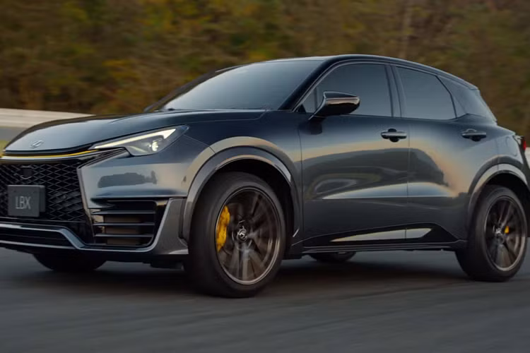 Tương tự các mẫu xe hot hatch, hộp số này kết hợp hệ dẫn động 4 bánh, tuy nhiên đây vẫn chỉ là Concept nên mọi thứ có thể thay đổi đối với bản thương mại. Với tên đầy đủ là “Lexus LBX Morizo RR”, chiếc xe trưng bày có hệ thống treo cứng hơn cùng phần thân xe rộng, đi kèm bộ mâm 19 inch và lốp 235/45 R19.