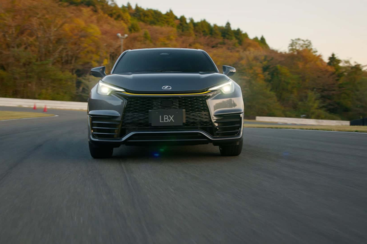 Đặc biệt hơn, chiếc crossover hiệu suất cao cũng có tên gọi “Morizo”, biệt danh của chủ tịch Toyota – Akio Toyoda. Trong khi GR Corolla chỉ được trang bị hộp số sàn 6 cấp, chiếc Lexus LBX hấp dẫn này trang bị hộp số tự động 8 cấp mới phát triển. Hộp số này đã ra mắt trên GR Yaris 2024 tại Triển lãm ô tô Tokyo cùng tuần này.